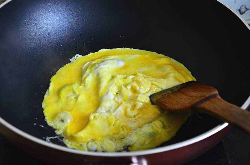 把蒜苗还有鸡蛋放在一起炒，清新开胃，真下饭