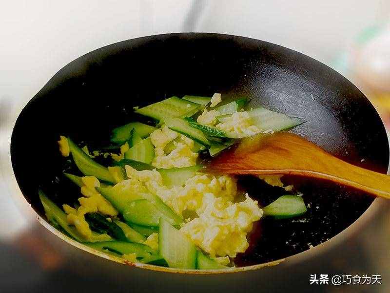 鸡蛋炒黄瓜的家常做法，大厨不会告诉你需要多加1步，难怪不入味