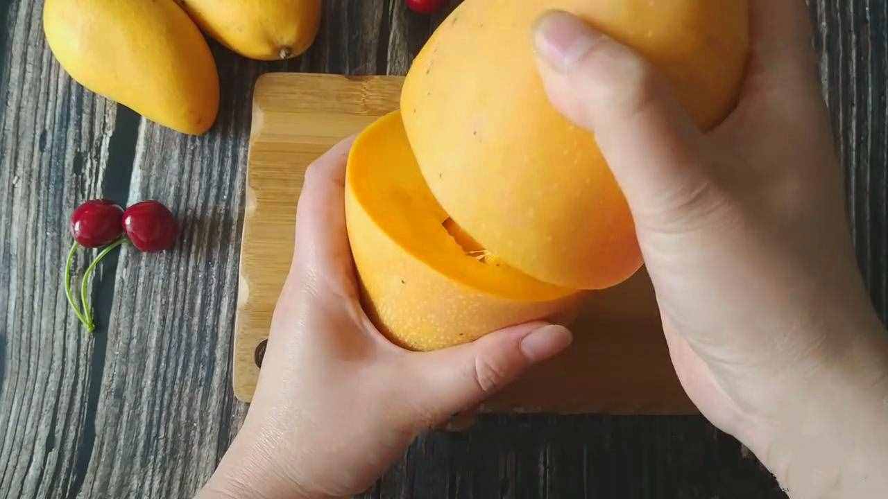 学会芒果这4种剥皮方法，轻松方便，不脏手