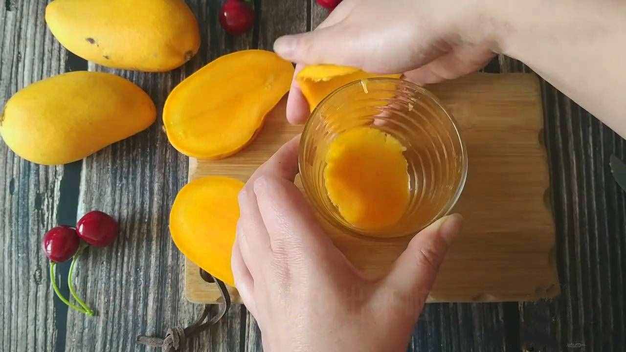 学会芒果这4种剥皮方法，轻松方便，不脏手