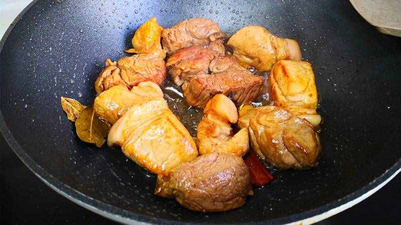 做红烧肉时，掌握这些小技巧，红烧肉不腥不柴，软烂入味口感好