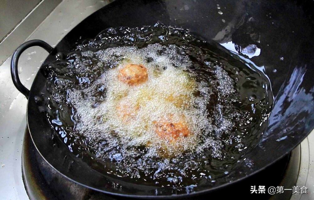 大厨教你做不一样的鸡蛋狮子头，好吃不油腻，营养又健康