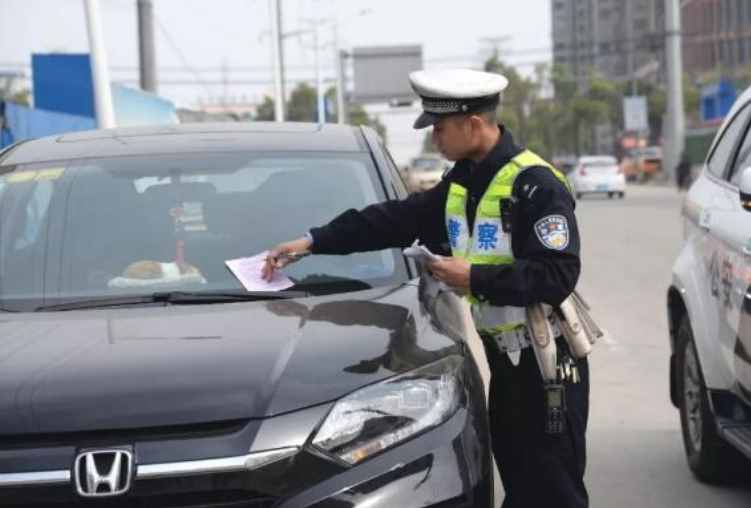 老司机提醒：乱停车发现这几种罚单，直接撕了扔掉就行，不用担心