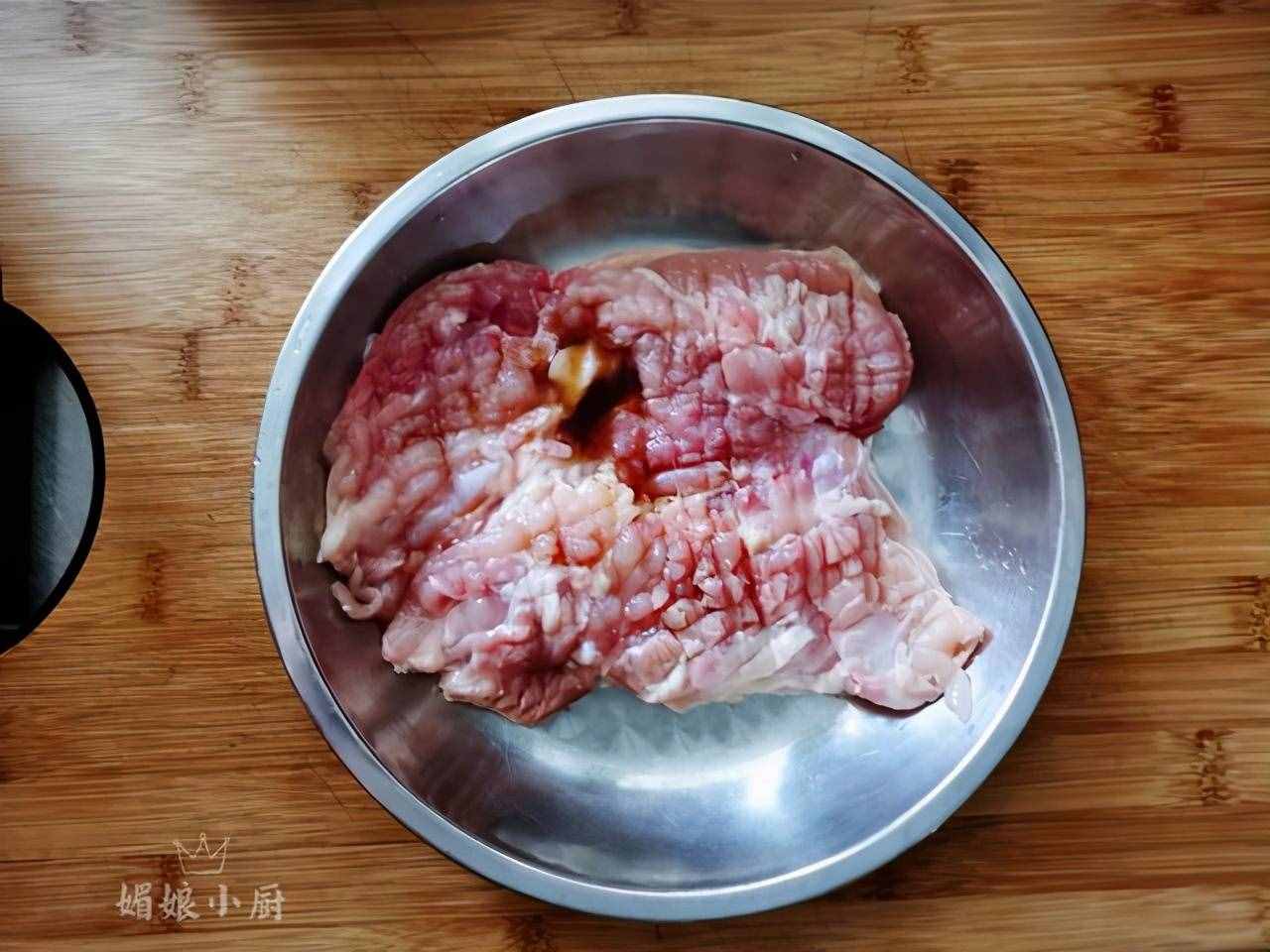 鸡腿不卤不炖，腌一腌扔进烤箱里不用管，鸡肉香嫩多汁吃得真开心