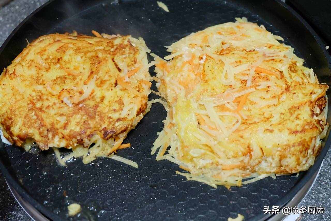 1个土豆3个鸡蛋，煎出2份早餐饼，不加水和面，做法简单又好吃