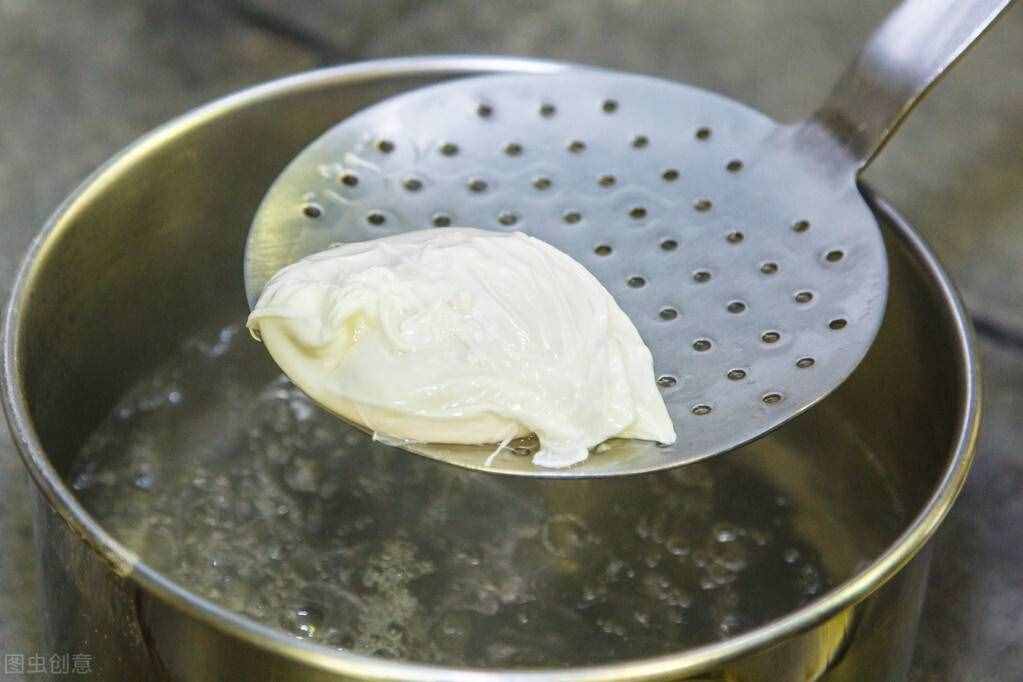 水煮荷包蛋，切忌水开直接下锅，掌握正确方法，荷包蛋圆润不散花