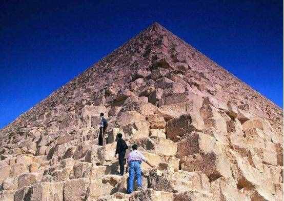 金字塔为啥不能爬？老外作死爬上去结果悲剧了，镜头记录全过程