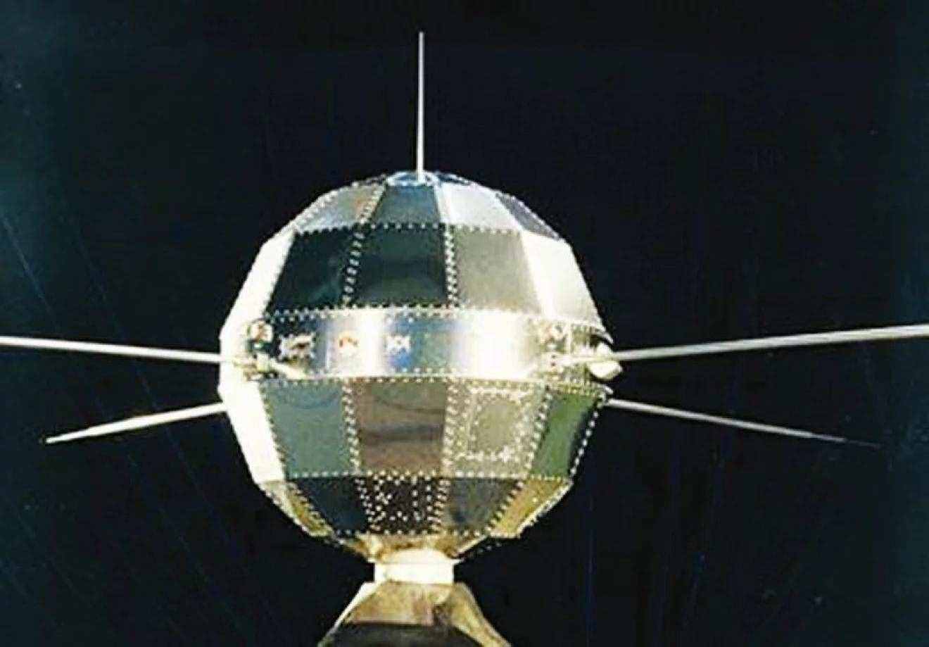 我国第一颗卫星“东方红1号”为什么还没从天上掉下来？