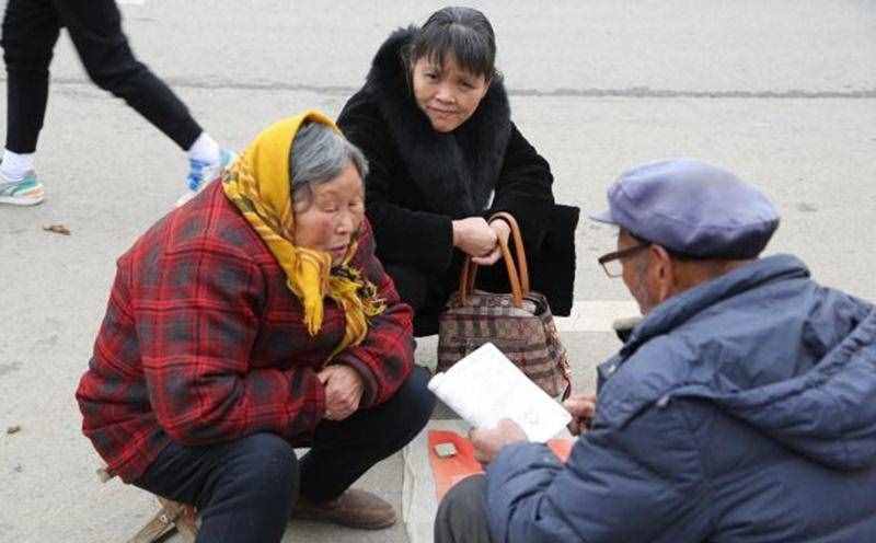 农民遇到算命人明知胡诌，但他们说的情况却很准，其中奥秘很简单