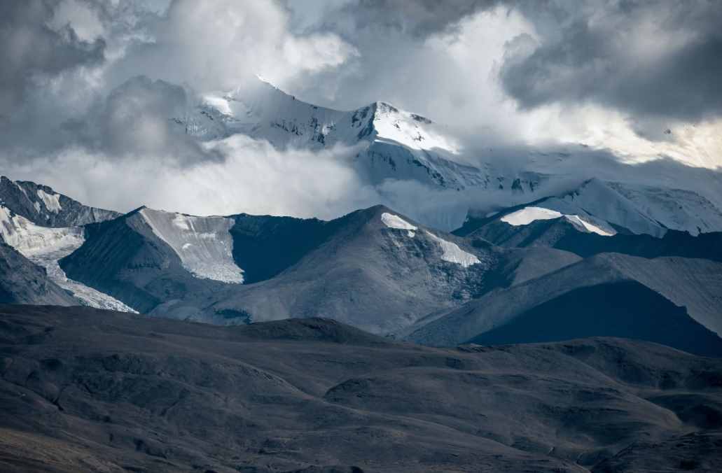 珠峰8000米的海拔上，发现了不该存在的东西，竟是人类所为？