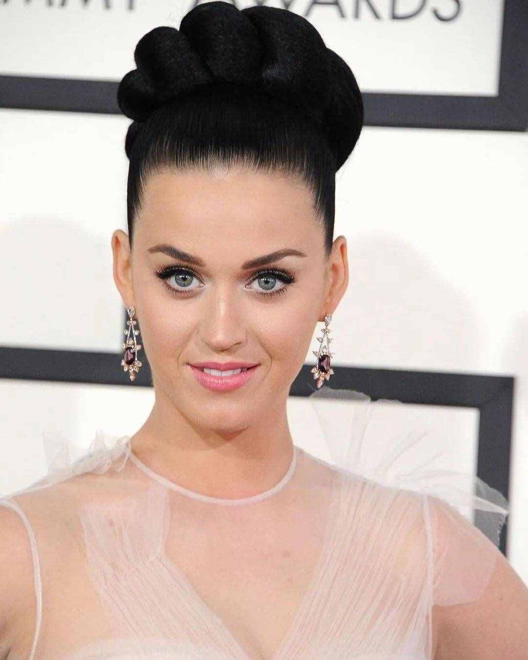 水果姐Katy Perry 登上九月刊封面，黑发造型爷青回