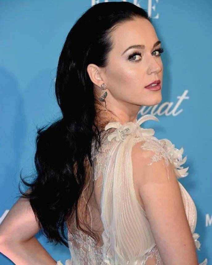 水果姐Katy Perry 登上九月刊封面，黑发造型爷青回