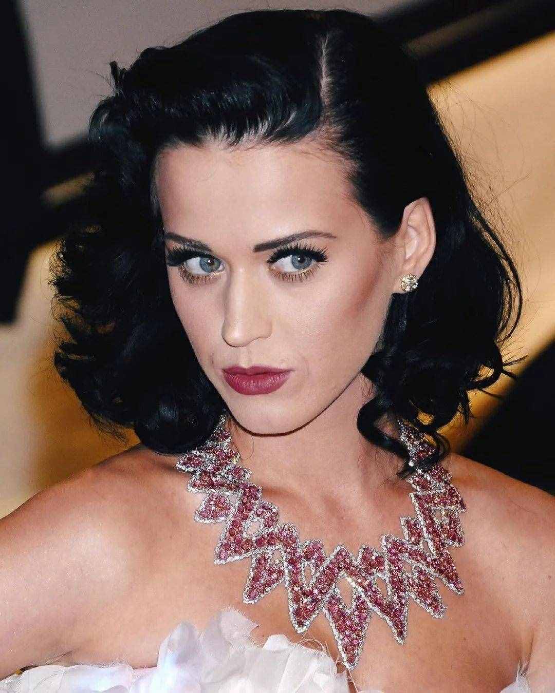 水果姐Katy Perry 登上九月刊封面，黑发造型爷青回