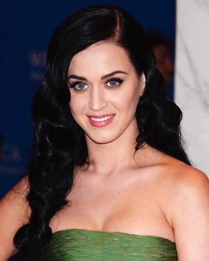 水果姐Katy Perry 登上九月刊封面，黑发造型爷青回