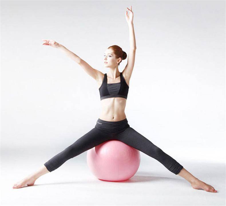 瑜伽球也可以锻炼出美好的腹肌，通过这几个动作，帮助你塑形
