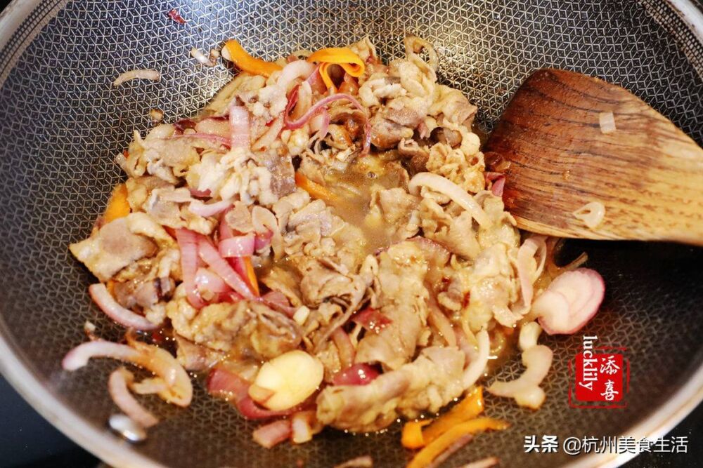 时下风靡的日式牛丼饭，在家DIY超级简单，用料更足更实在