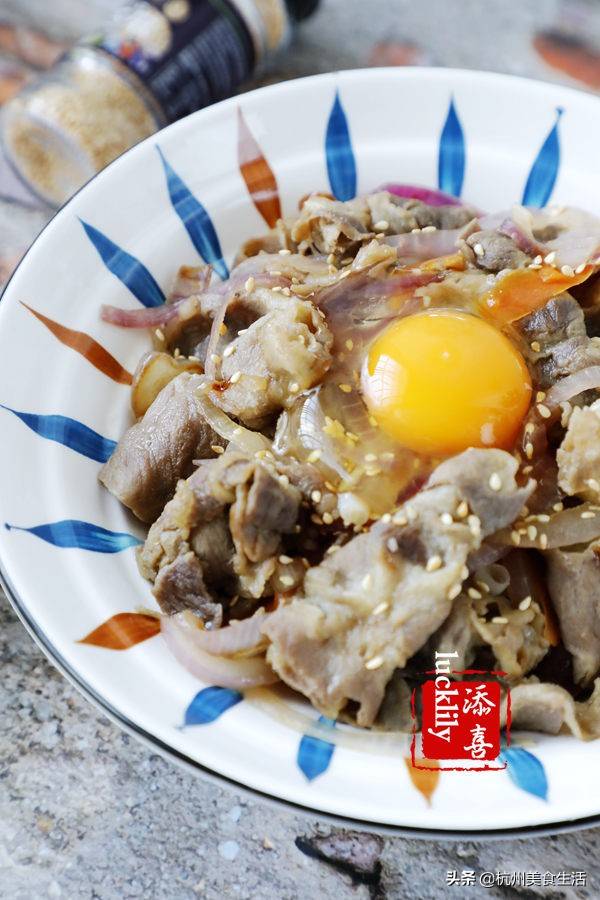 时下风靡的日式牛丼饭，在家DIY超级简单，用料更足更实在