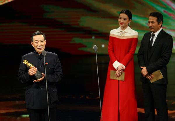 李雪健在金马奖上说了一番话，刘德华带头鼓掌，主办方脸色难堪