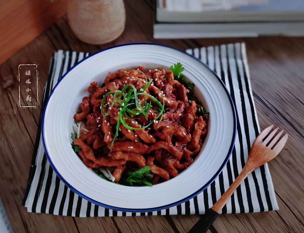 京酱肉丝的家常做法，肉丝色泽红亮酱香浓郁，味道不输饭店做的