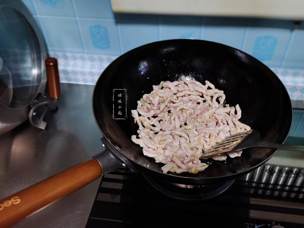 京酱肉丝的家常做法，肉丝色泽红亮酱香浓郁，味道不输饭店做的