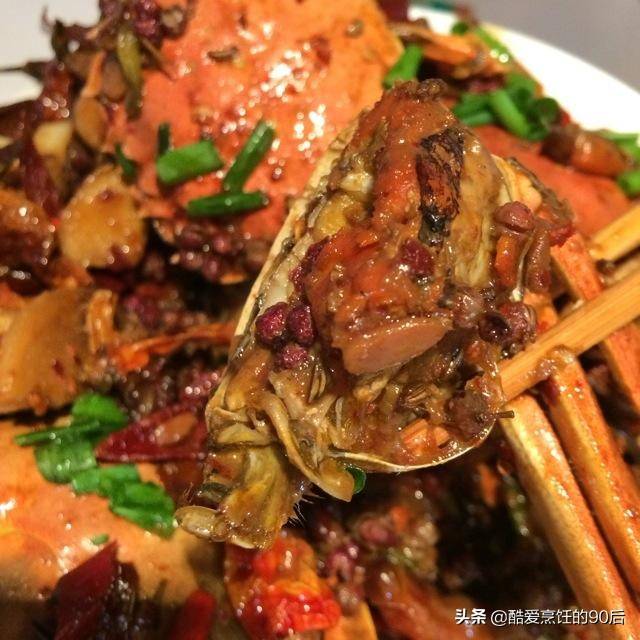 香辣蟹别直接下锅爆炒，试试这做法，蟹肉紧致，蟹黄不掉落，实用