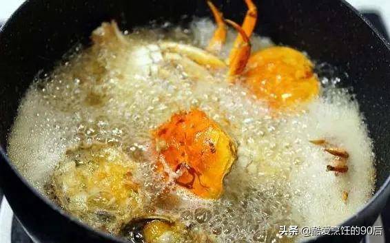 香辣蟹别直接下锅爆炒，试试这做法，蟹肉紧致，蟹黄不掉落，实用