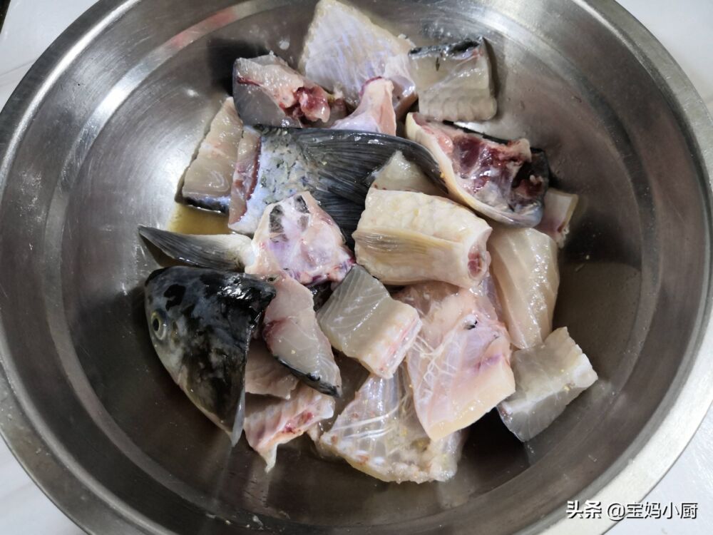 做酸菜鱼，两个要点要记牢，汤鲜美，鱼片不碎，每次上桌都三光