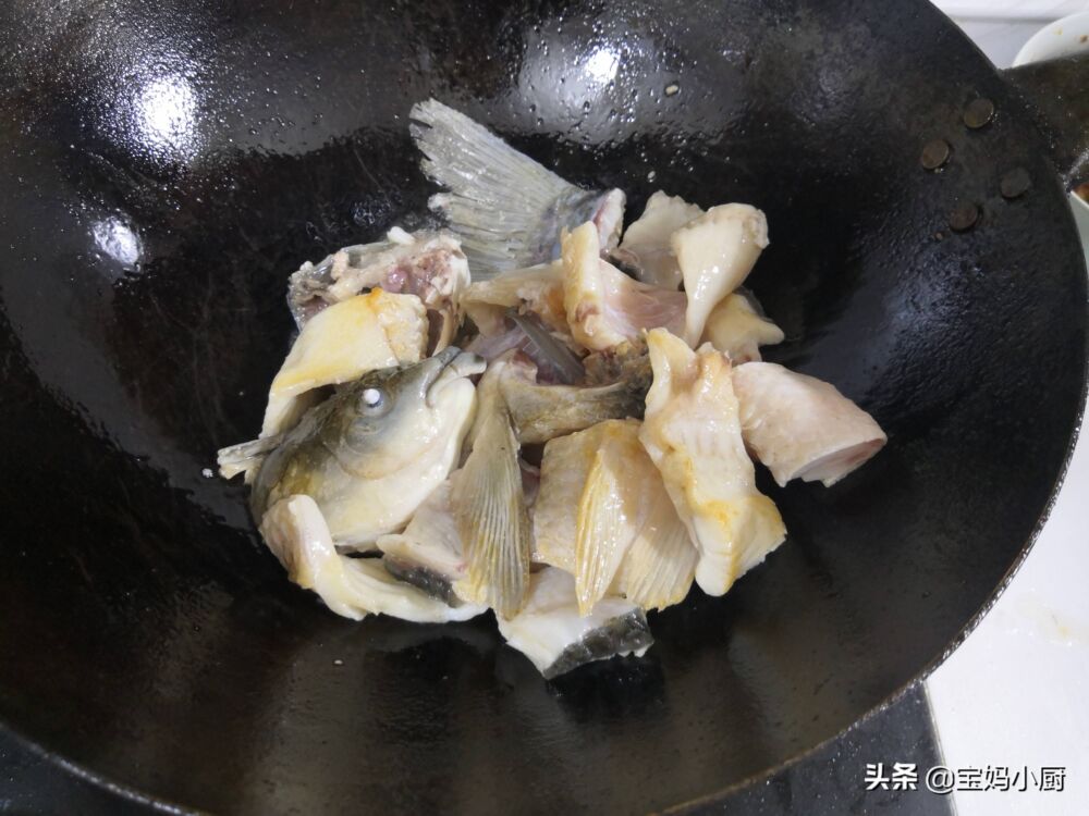 做酸菜鱼，两个要点要记牢，汤鲜美，鱼片不碎，每次上桌都三光