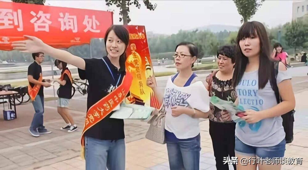 武汉学院迎来“迪丽热巴”，精致的五官，让许多女生羡慕嫉妒