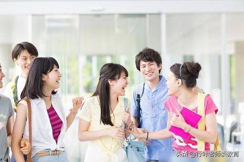 武汉学院迎来“迪丽热巴”，精致的五官，让许多女生羡慕嫉妒