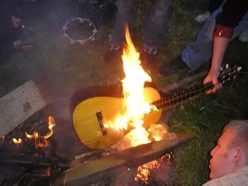 便宜吉他烧火棍，几百块钱的吉他都是烧火棍？是真的吗？