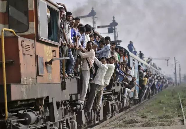 其他国家的火车只有站票和坐票，唯独印度火车居然还有“挂票”