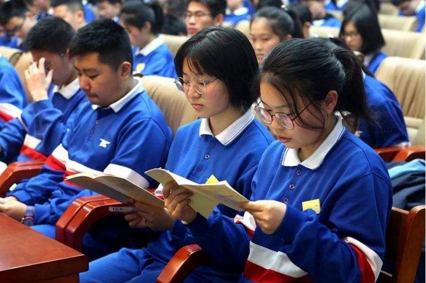 中学生学习疲劳，会陷入失眠困境，学会调整放松学习更有效率