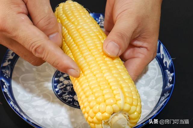 玉米上有个小开关，剪刀一扎一转，玉米粒完整脱落，1分钟剥大盘