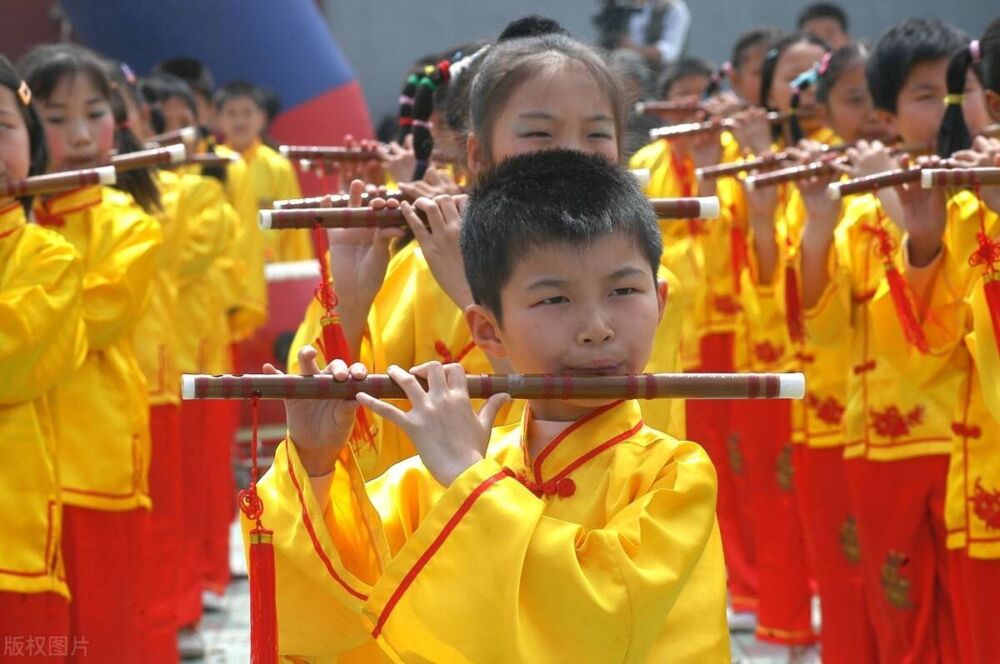 重点：学生练习竹笛时，身体及手握笛子的姿势问题