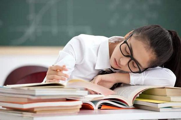 中学生学习疲劳，会陷入失眠困境，学会调整放松学习更有效率