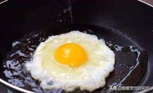 香煎荷包蛋，热油下锅煎就错了，教你一招，鸡蛋圆润不散黄，实用