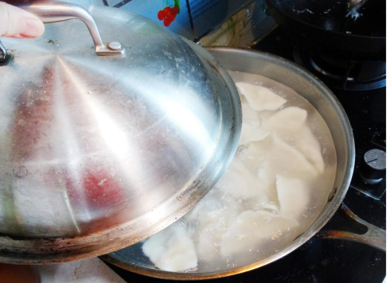 煮饺子时，盖盖煮还是不盖盖子？冷水下锅还是热水？很多人做错了