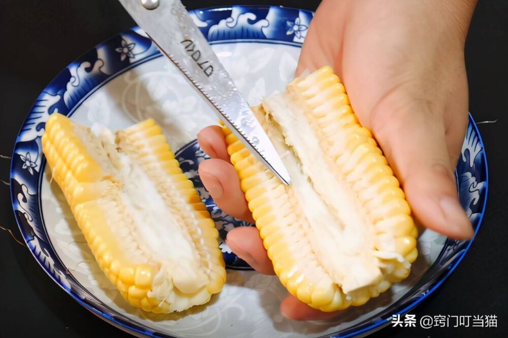 玉米上有个小开关，剪刀一扎一转，玉米粒完整脱落，1分钟剥大盘