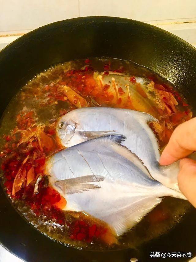 平鱼开膛方法不对，一烧就碎，厨师烧平鱼好看又好吃，原来这样做