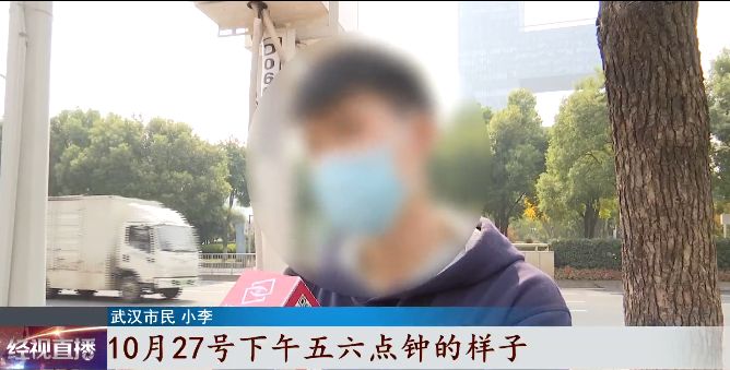 “好想认识你，可以加吗？”女子坐地铁被陌生男子塞小纸条