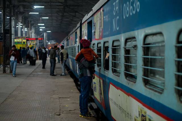 网友在印度乘坐火车，直言落后国内很多年