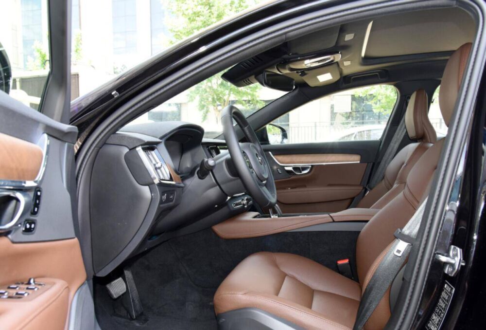 优惠8万元的豪华轿车，性能和豪华不输奔驰E300，沃尔沃S90能买吗