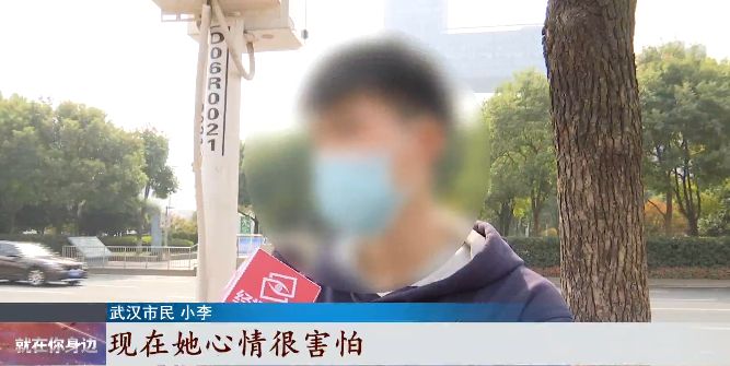 “好想认识你，可以加吗？”女子坐地铁被陌生男子塞小纸条