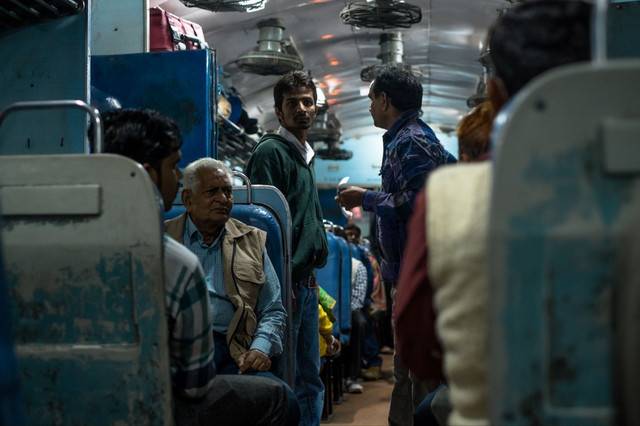 网友在印度乘坐火车，直言落后国内很多年