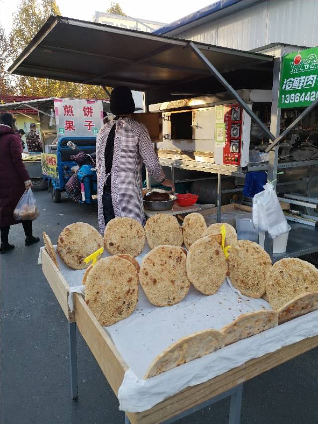 淄博张店最好吃的 《刘记肉烧饼》 排队一小时才能吃上！