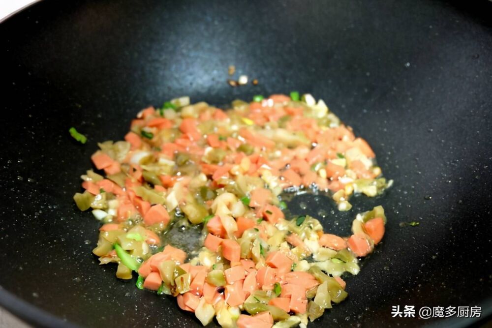 剩米饭加四种配菜，炒出颗粒分明又美味的蛋炒饭，几乎每周都做