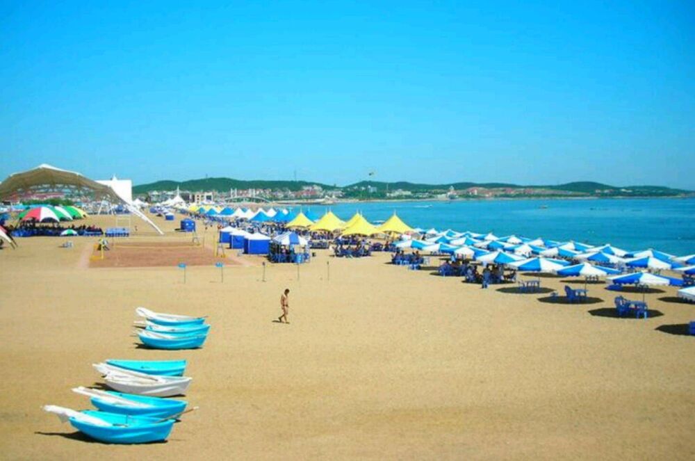 英国游客点名赞扬的沙滩景观，海水清澈、沙子细软，位于山东青岛