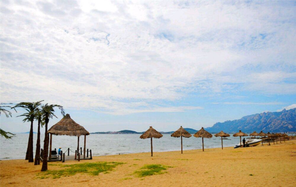 英国游客点名赞扬的沙滩景观，海水清澈、沙子细软，位于山东青岛