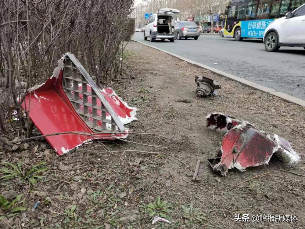 突发！征仪路上一大挂车连撞数台车，现场一片狼藉